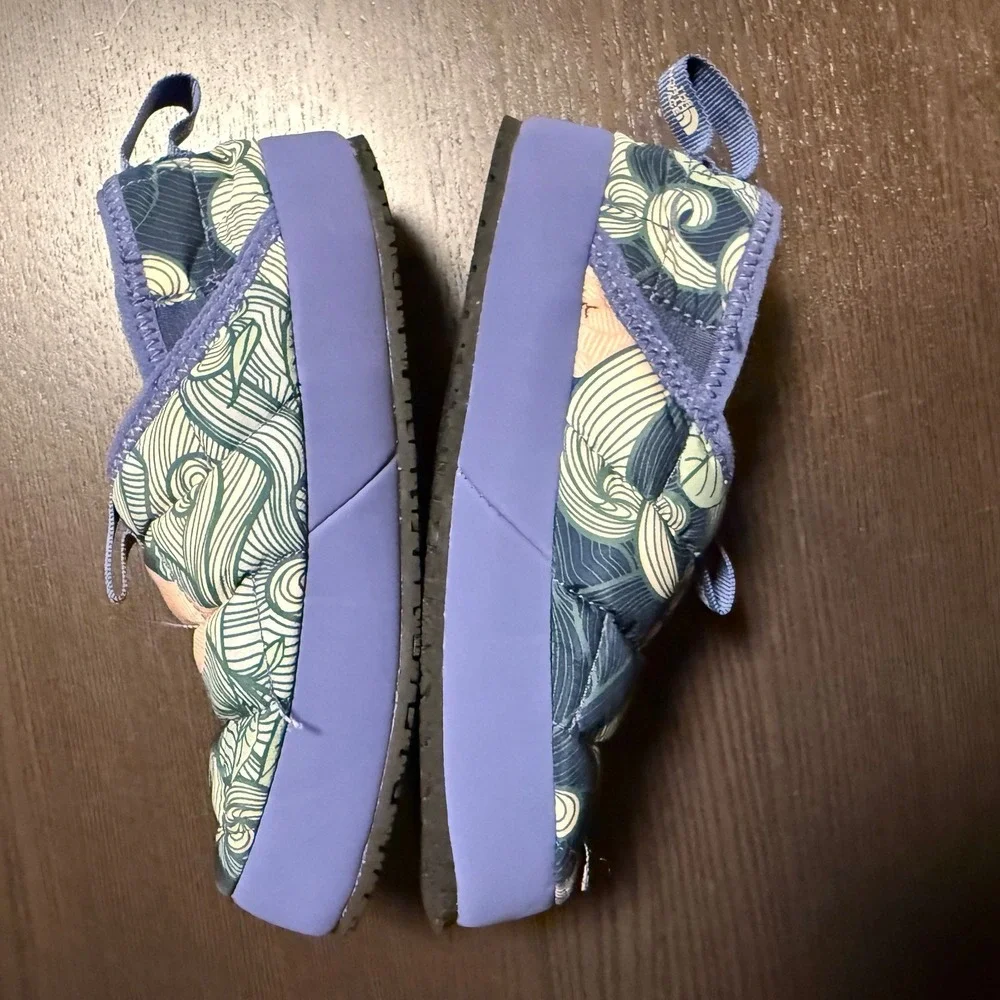 The North Face ThermoBall Traction II Kids 13 Blue Wave Print Insulated Slippers